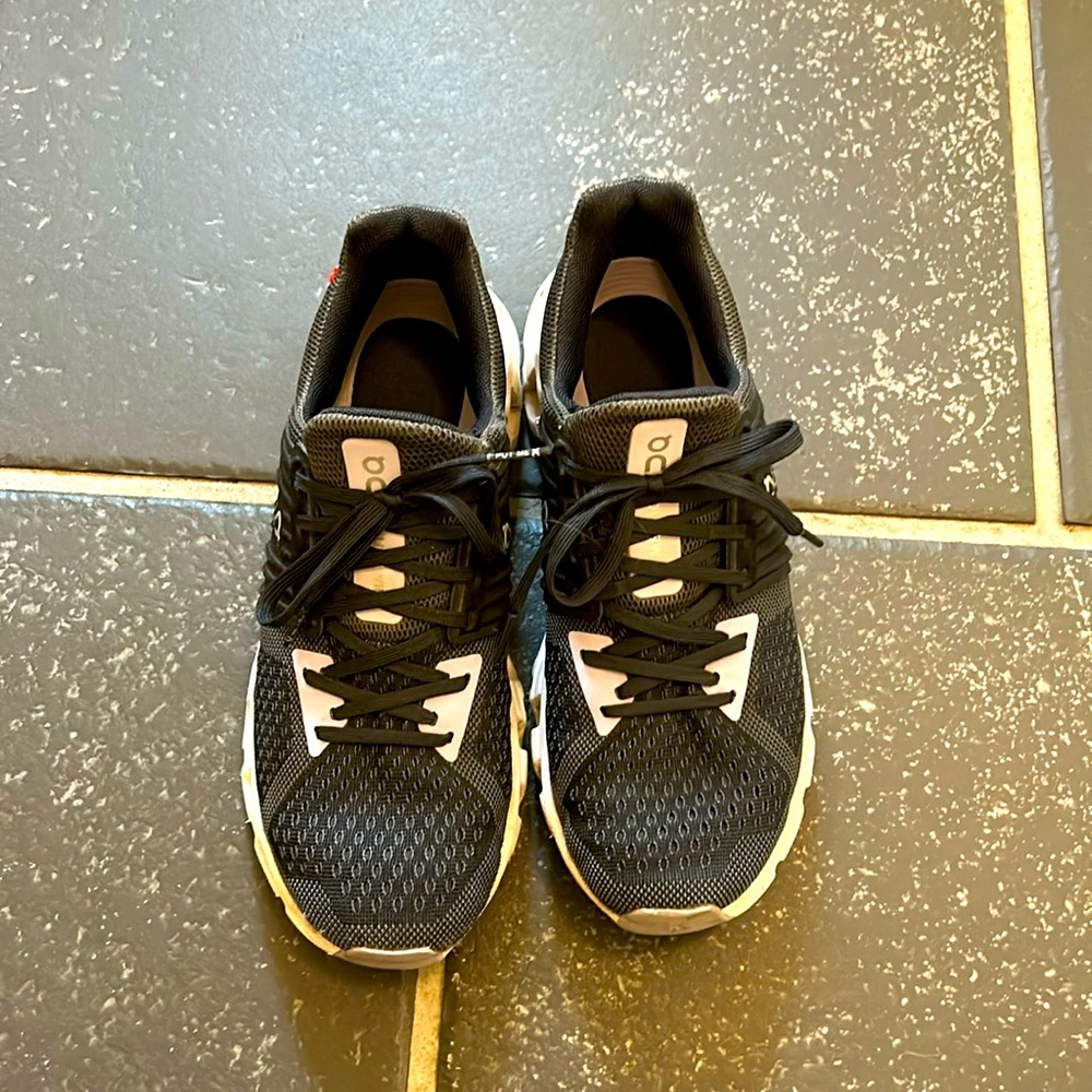 Size 7 ON running shoes